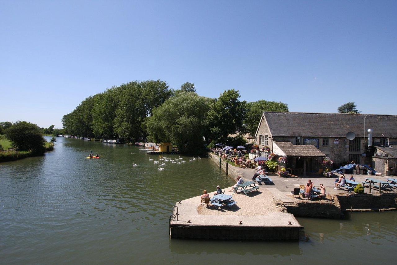 The Riverside Lechlade Luaran gambar