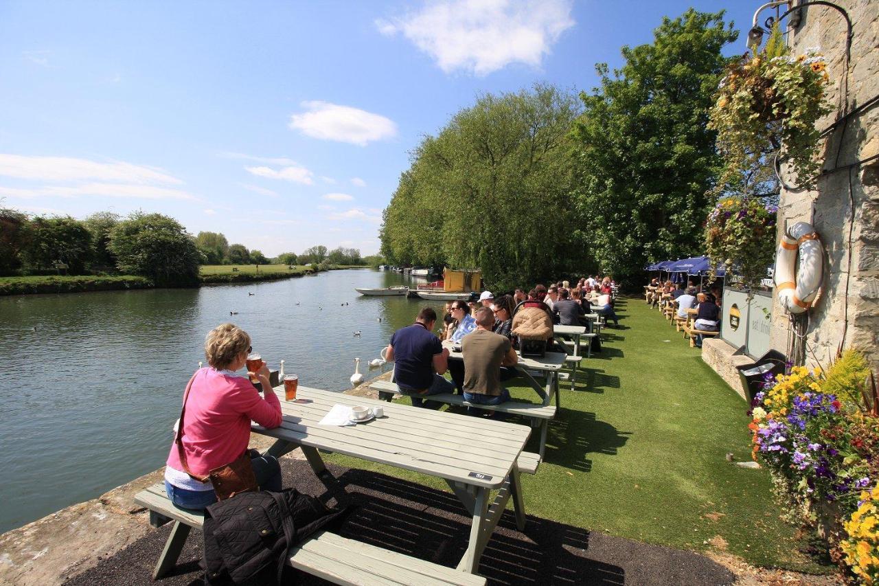 The Riverside Lechlade Luaran gambar