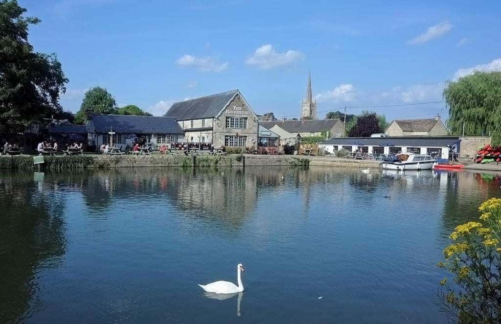 The Riverside Lechlade Luaran gambar