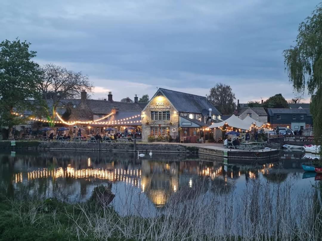 The Riverside Lechlade Luaran gambar