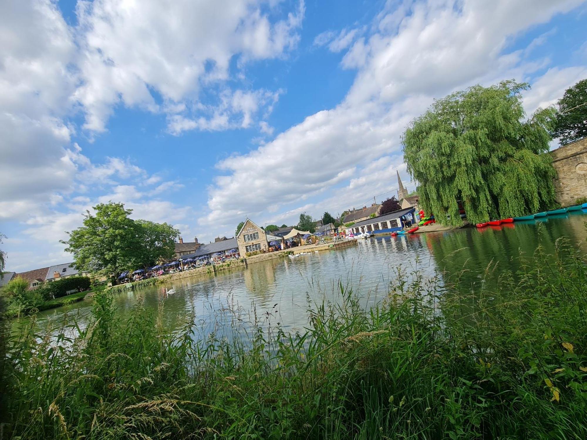 The Riverside Lechlade Luaran gambar