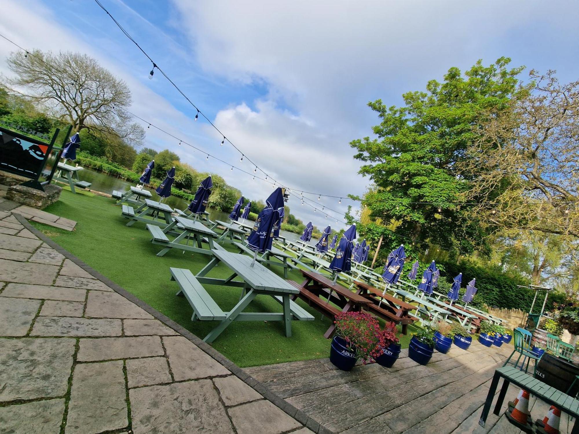 The Riverside Lechlade Luaran gambar